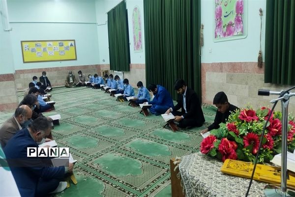 برگزاری کرسی تلاوت قرآن کریم به یاد شهدای دانش‌آموز شاهچراغ