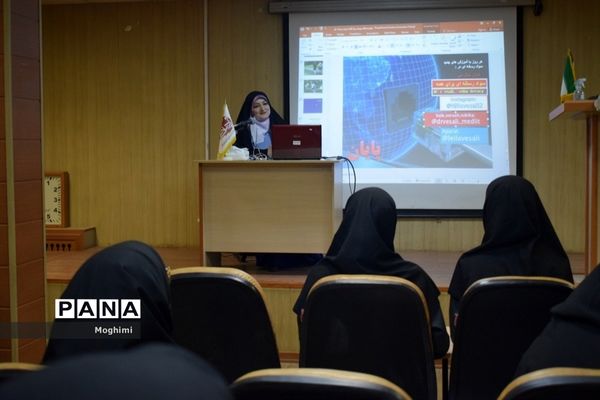 جلسه مشاوره در دبیرستان دخترانه فرهنگ منطقه ۱۳