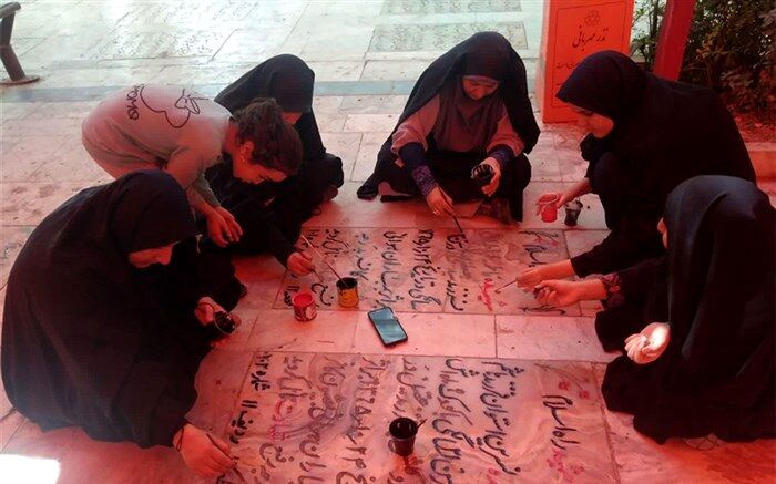 رنگ‌آمیزی قبور مطهر زنان شهید قم توسط هنرجویان هنرستان صباری