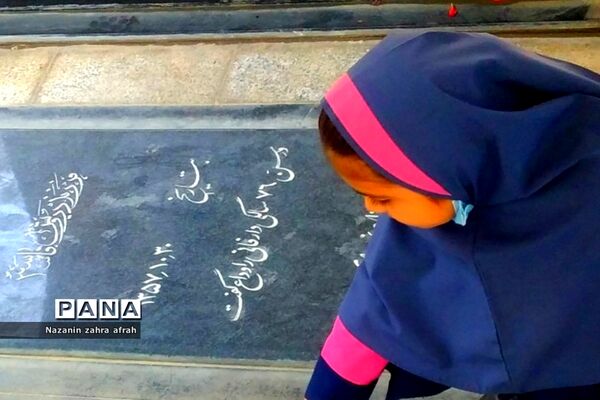 غبارروبی مزار شهدا در هفته بسیج دانش‌آموزی توسط دانش‌آموزان رودهن