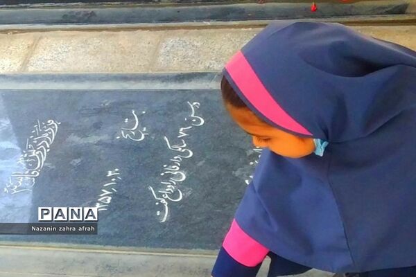 غبارروبی مزار شهدا در هفته بسیج دانش‌آموزی توسط دانش‌آموزان رودهن