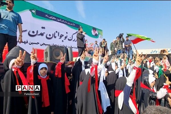 تجمع نوجوانان اهوازی همزمان با آغاز هفته بسیج دانش‌آموزی در تشییع شهید گمنام