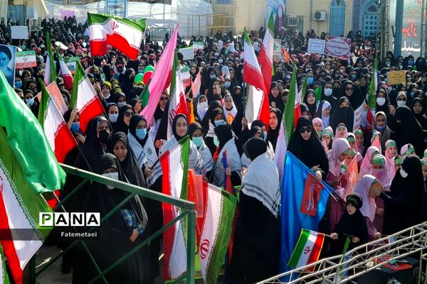 تجمع نوجوانان اهوازی همزمان با آغاز هفته بسیج دانش‌آموزی در تشییع شهید گمنام