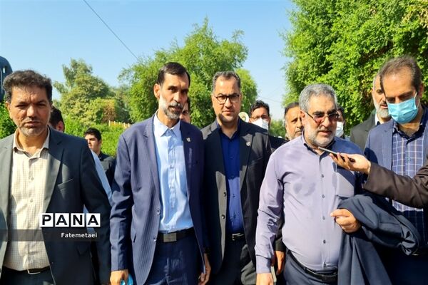 تجمع نوجوانان اهوازی همزمان با آغاز هفته بسیج دانش‌آموزی در تشییع شهید گمنام
