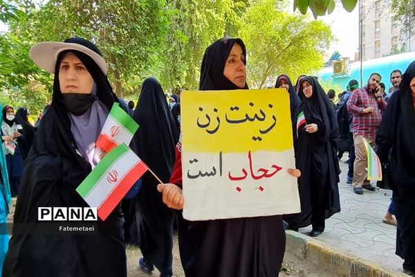 تجمع نوجوانان اهوازی همزمان با آغاز هفته بسیج دانش‌آموزی در تشییع شهید گمنام
