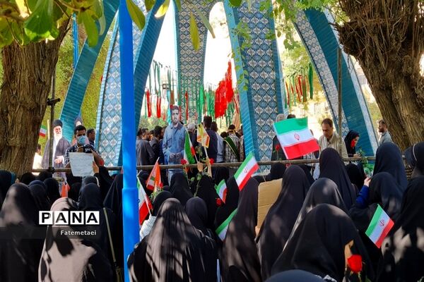 تجمع نوجوانان اهوازی همزمان با آغاز هفته بسیج دانش‌آموزی در تشییع شهید گمنام