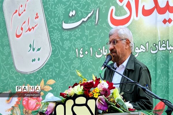تجمع نوجوانان اهوازی همزمان با آغاز هفته بسیج دانش‌آموزی در تشییع شهید گمنام