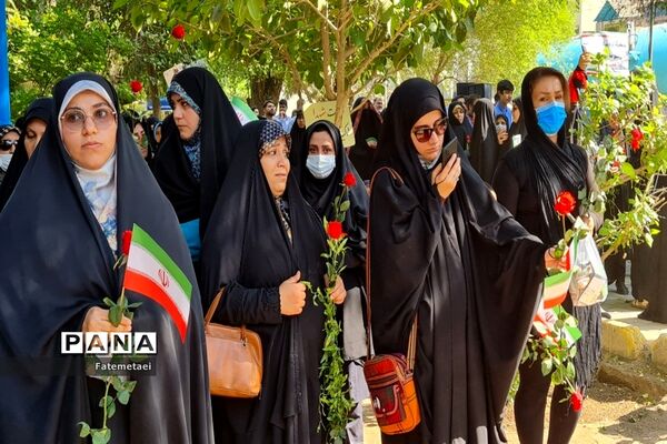 تجمع نوجوانان اهوازی همزمان با آغاز هفته بسیج دانش‌آموزی در تشییع شهید گمنام