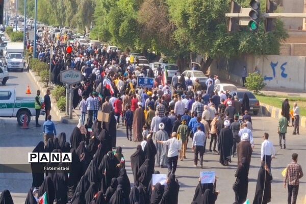 تجمع نوجوانان اهوازی همزمان با آغاز هفته بسیج دانش‌آموزی در تشییع شهید گمنام