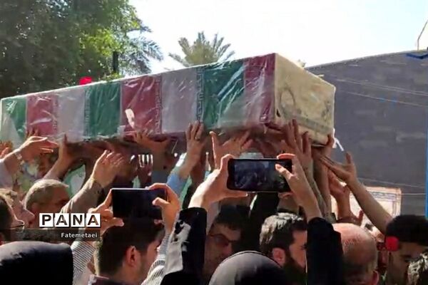 تجمع نوجوانان اهوازی همزمان با آغاز هفته بسیج دانش‌آموزی در تشییع شهید گمنام