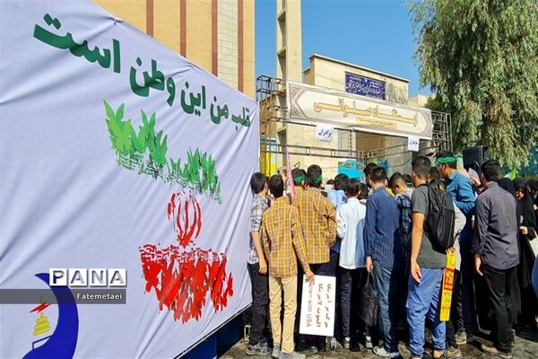 تجمع نوجوانان اهوازی همزمان با آغاز هفته بسیج دانش‌آموزی در تشییع شهید گمنام