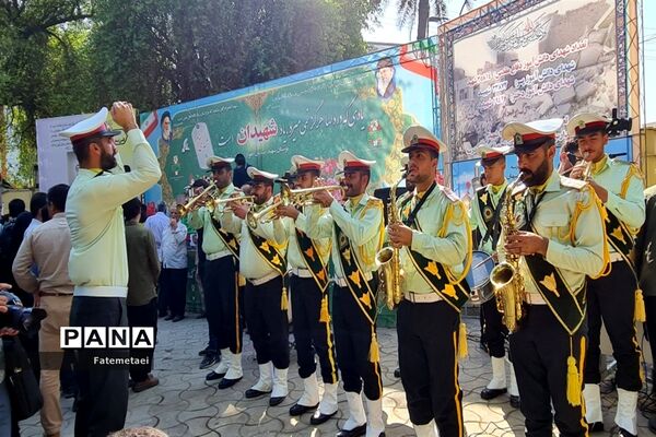 تجمع نوجوانان اهوازی همزمان با آغاز هفته بسیج دانش‌آموزی در تشییع شهید گمنام