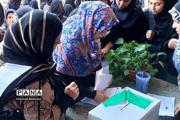 برگزاری جلسه انتخابات انجمن اولیا و مربیان در دبیرستان نمونه دولتی ولایت