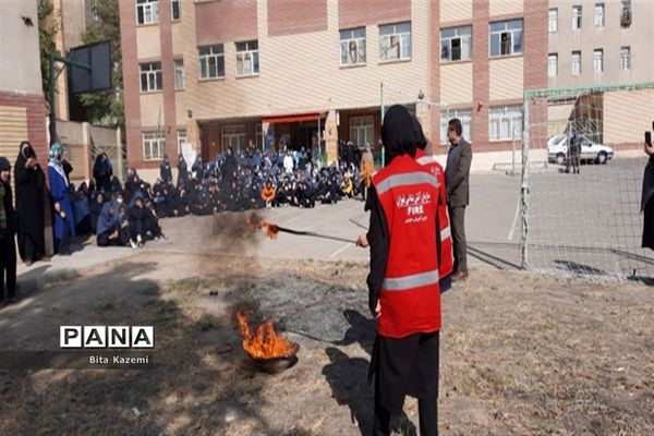 اجرای مانور پدافند غیرعامل در مدرسه دخترانه بعثت در شهرری