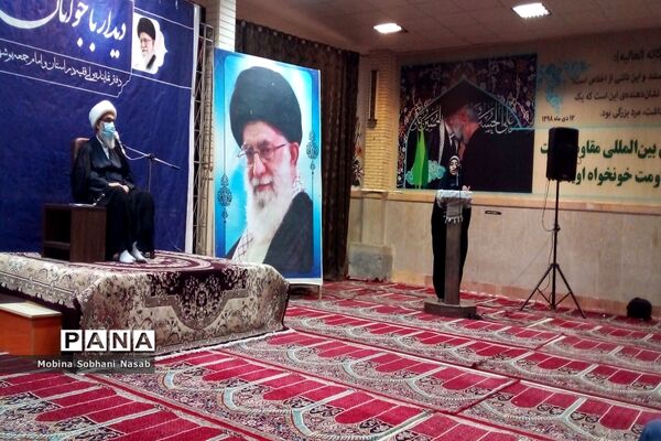 دیدار نماینده ولی فقیه در استان و امام جمعه بوشهر با جوانان