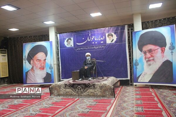 دیدار نماینده ولی فقیه در استان و امام جمعه بوشهر با جوانان