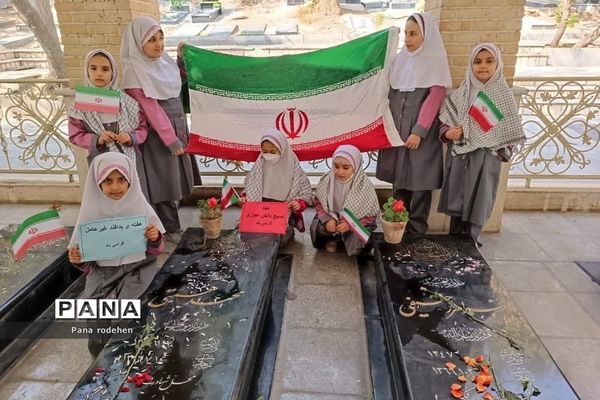 غبارروبی مزار شهدا توسط دانش‌آموزان دبستان پروین اعتصامی رودهن