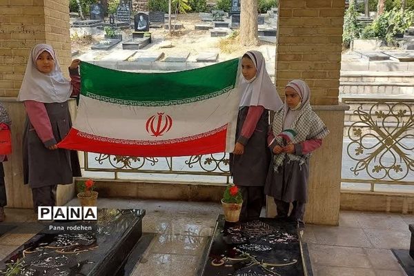 غبارروبی مزار شهدا توسط دانش‌آموزان دبستان پروین اعتصامی رودهن