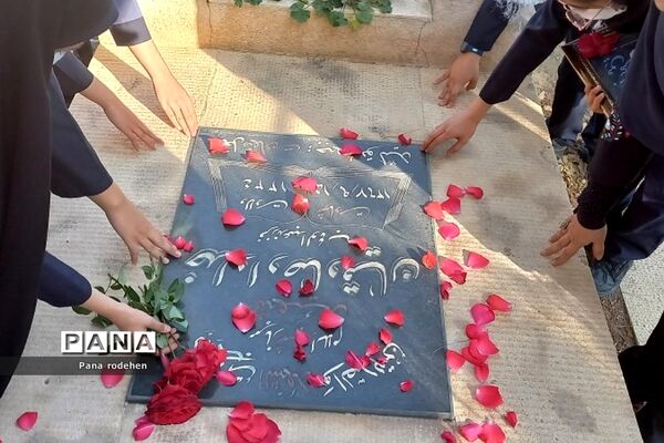 غبارروبی مزار شهدا توسط دانش‌آموزان دبستان پروین اعتصامی رودهن