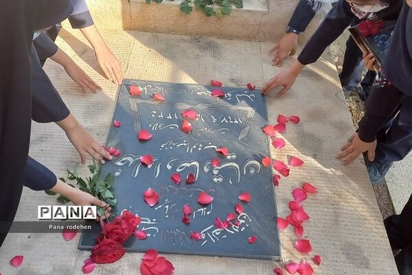غبارروبی مزار شهدا توسط دانش‌آموزان دبستان پروین اعتصامی رودهن