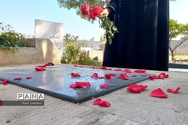 غبارروبی مزار شهدا توسط دانش‌آموزان دبستان پروین اعتصامی رودهن