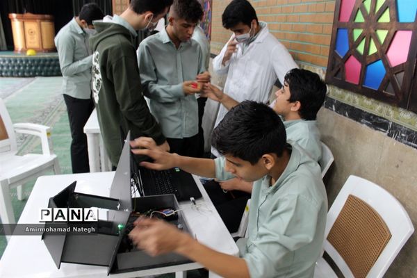 اولین دوره نمایشگاهی دستاوردهای دانش‌آموزان دبیرستان نمونه دولتی هفده شهریور