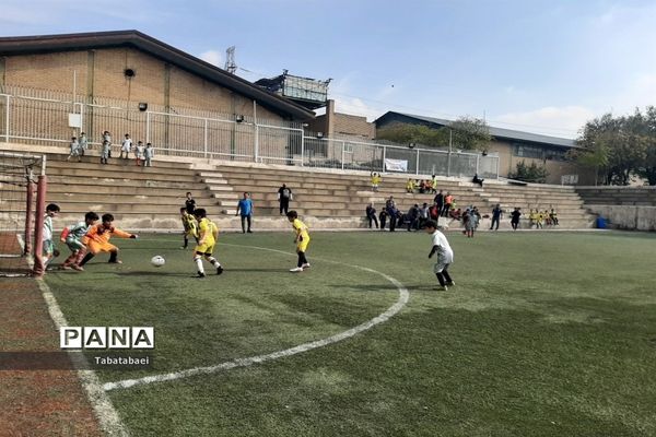برگزاری مسابقه فوتبال به‌مناسبت روز دانش‌آموز در ورزشگاه پیروزی منطقه ۱۳
