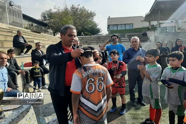 برگزاری مسابقه فوتبال به‌مناسبت روز دانش‌آموز در ورزشگاه پیروزی منطقه ۱۳
