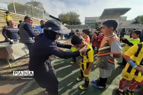 برگزاری مسابقه فوتبال به‌مناسبت روز دانش‌آموز در ورزشگاه پیروزی منطقه ۱۳
