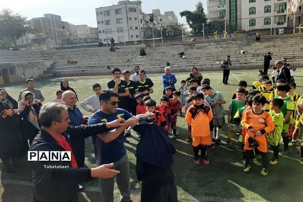 برگزاری مسابقه فوتبال به‌مناسبت روز دانش‌آموز در ورزشگاه پیروزی منطقه ۱۳