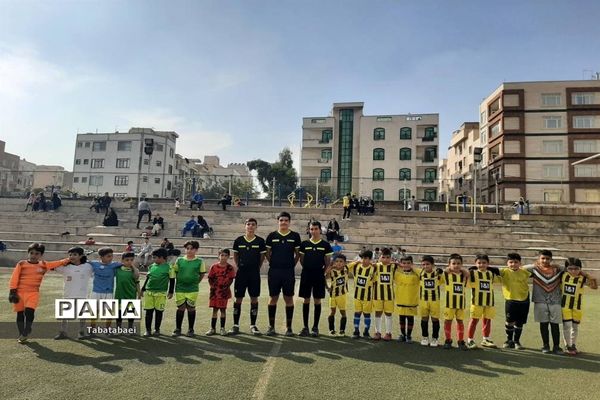 برگزاری مسابقه فوتبال به‌مناسبت روز دانش‌آموز در ورزشگاه پیروزی منطقه ۱۳