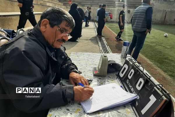 برگزاری مسابقه فوتبال به‌مناسبت روز دانش‌آموز در ورزشگاه پیروزی منطقه ۱۳