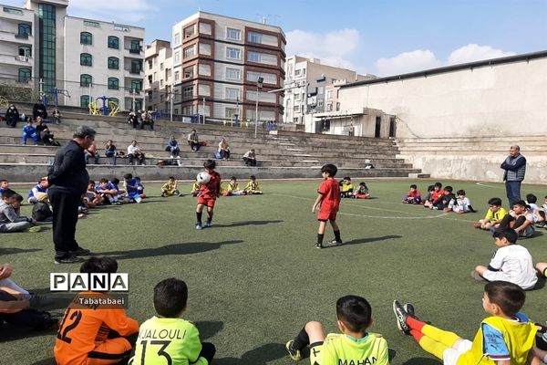 برگزاری مسابقه فوتبال به‌مناسبت روز دانش‌آموز در ورزشگاه پیروزی منطقه ۱۳