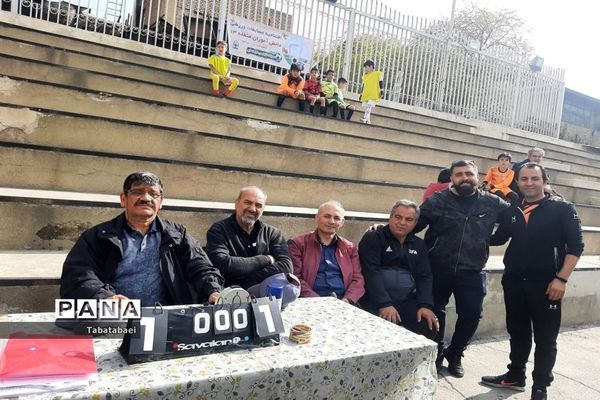 برگزاری مسابقه فوتبال به‌مناسبت روز دانش‌آموز در ورزشگاه پیروزی منطقه ۱۳