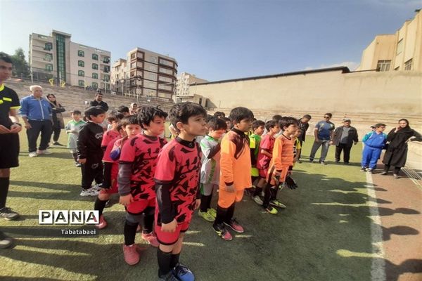 برگزاری مسابقه فوتبال به‌مناسبت روز دانش‌آموز در ورزشگاه پیروزی منطقه ۱۳