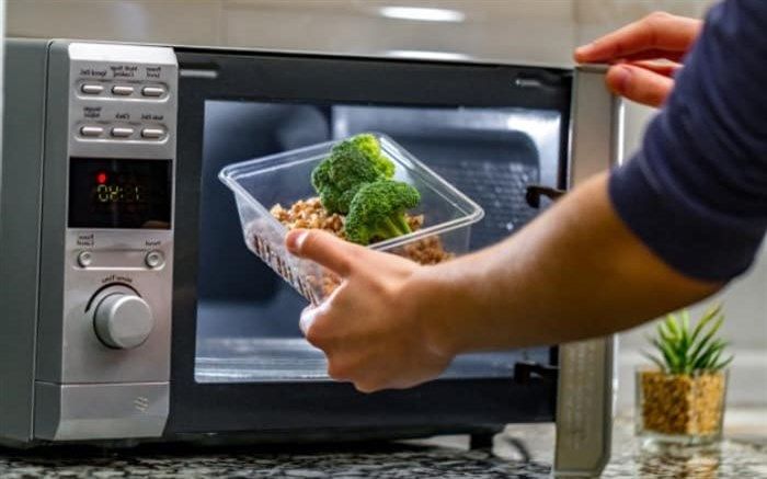 چه غذاهایی را نباید داخل مایکروفر گذاشت؟