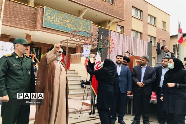 آیین نواختن زنگ استکبار‌ستیزی در ورامین