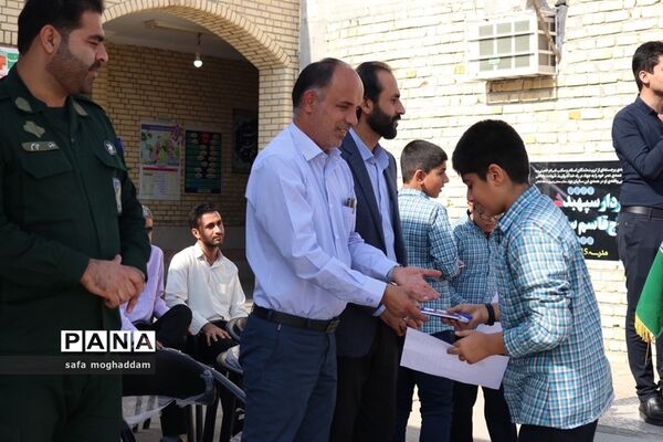 آیین نواختن زنگ استکبار ستیزی در مدارس گله‌دار استان فارس