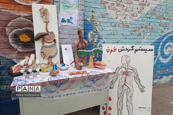 بزرگداشت روز آزمایشگاه در دبیرستان حدیث کسا خاورشهر