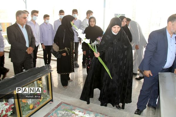 تجدید بیعت سرپرست سازمان نوسازی، توسعه و تجهیز مدارس کشور با شهدا