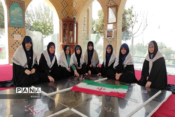 دیدار دانش‌آموزان راه زینب منطقه ۱۳ از مزار شهدای گمنام زینبیه