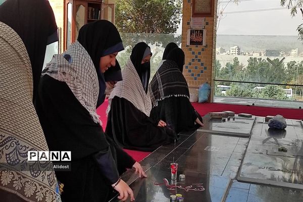 دیدار دانش‌آموزان راه زینب منطقه ۱۳ از مزار شهدای گمنام زینبیه