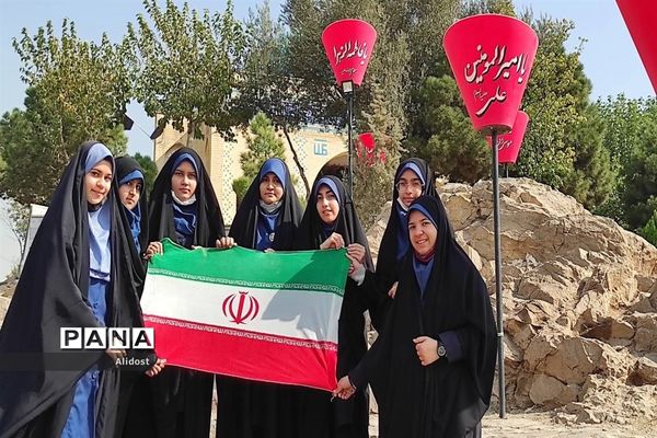 دیدار دانش‌آموزان راه زینب منطقه ۱۳ از مزار شهدای گمنام زینبیه