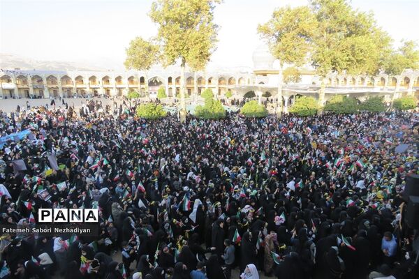 اجتماع دانش‌آموزان شیرازی به یاد شهدای حادثه تروریستی حرم شاهچراغ (ع)