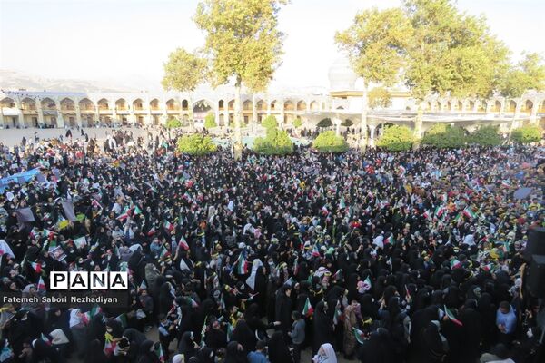 اجتماع دانش‌آموزان شیرازی به یاد شهدای حادثه تروریستی حرم شاهچراغ (ع)