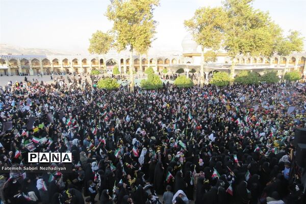 اجتماع دانش‌آموزان شیرازی به یاد شهدای حادثه تروریستی حرم شاهچراغ (ع)