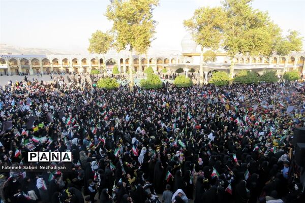 اجتماع دانش‌آموزان شیرازی به یاد شهدای حادثه تروریستی حرم شاهچراغ (ع)