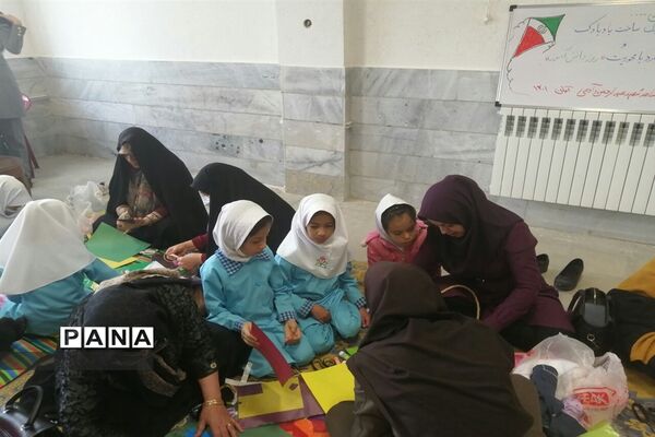 پلاکاردنویسی و ساخت دست‌سازه‌های ضداستکباری در دبستان شاهد شهید آدمی ابرکوه