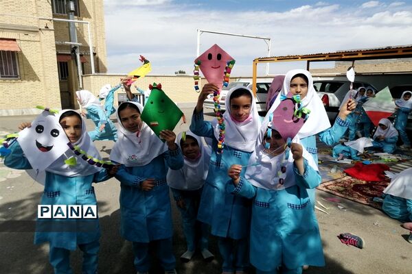 پلاکاردنویسی و ساخت دست‌سازه‌های ضداستکباری در دبستان شاهد شهید آدمی ابرکوه