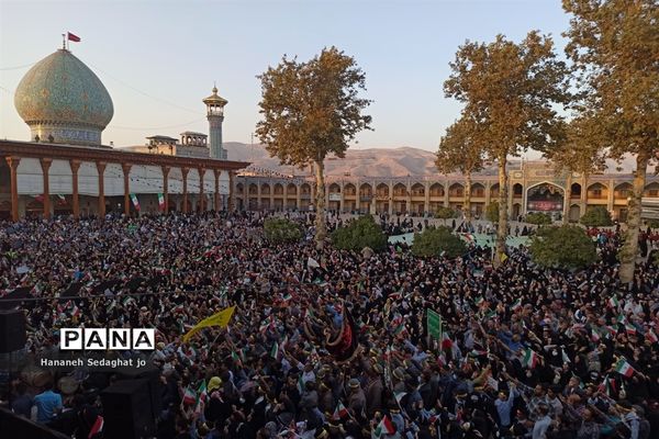 اجتماع دانش‌آموزان شیرازی و اجرای سرود «رفیق شهیدم» در حرم شاهچراغ (ع)